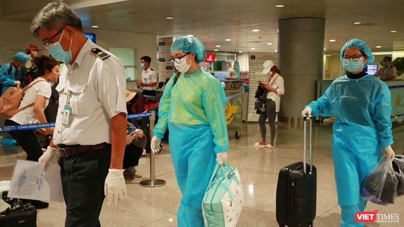 Hành khách về từ Hàn Quốc được kiểm tra y tế kỹ càng và đưa về các khu cách ly (Ảnh: Trung tâm Kiểm dịch Y tế Quốc tế TP.HCM) 