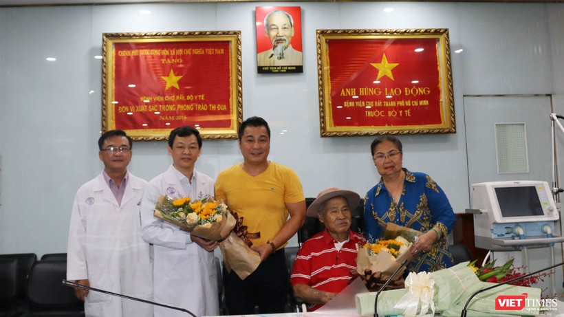 Gia đình NSND Lý Huỳnh, diễn viên Lý Hùng tặng máy thở cho BV Chợ Rẫy (Ảnh: BV cung cấp) 