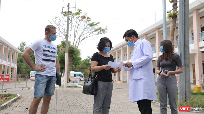 BV Dã chiến Củ Chi trao giấy ra viện cho bệnh nhân xuất viện - Ảnh- Đình Nguyên
