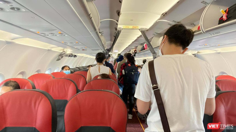 Hôm nay, 230 người Việt kẹt lại Singapore được lên máy bay về nước (Ảnh: NVCC) 