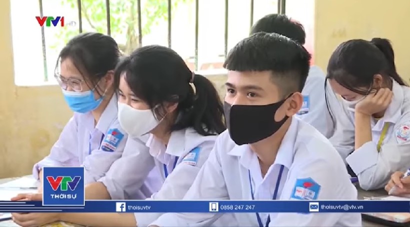 Học sinh Thái Bình đi học trở lại nhưng khó tách lớp do không đủ cơ sở và giáo viên (Ảnh: VTV1) 