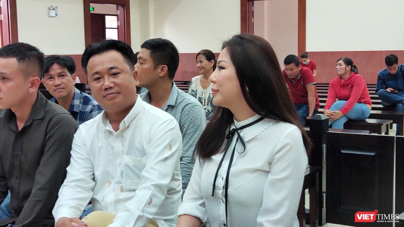 Bị cáo Vũ Thụy Hồng Ngọc (vợ cũ của BS Chiêm Quốc Thái) có mặt tại phiên xử sáng 19/6 (Ảnh: Hòa Bình) 