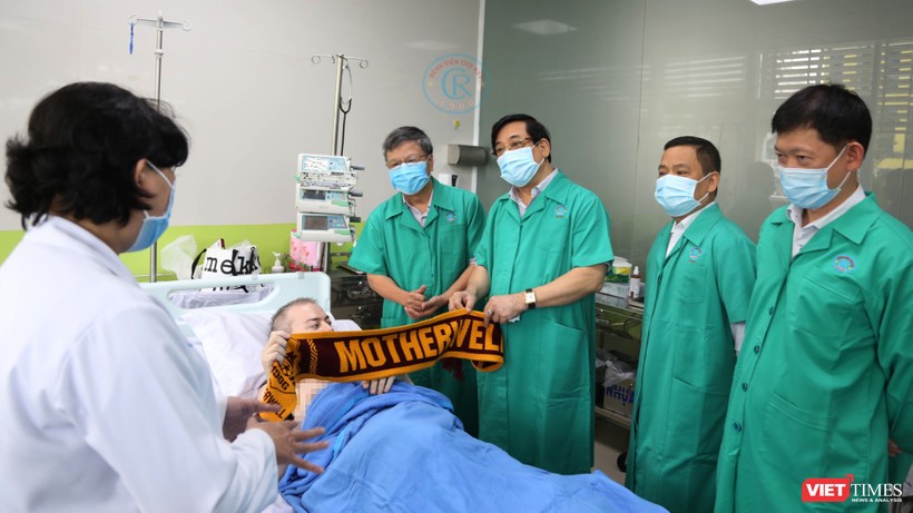 Bệnh nhân 91 giao lưu với PGS Ts Lương Ngọc Khuê và nói "Cảm ơn" bằng tiếng Việt (Ảnh: BVCR) 
