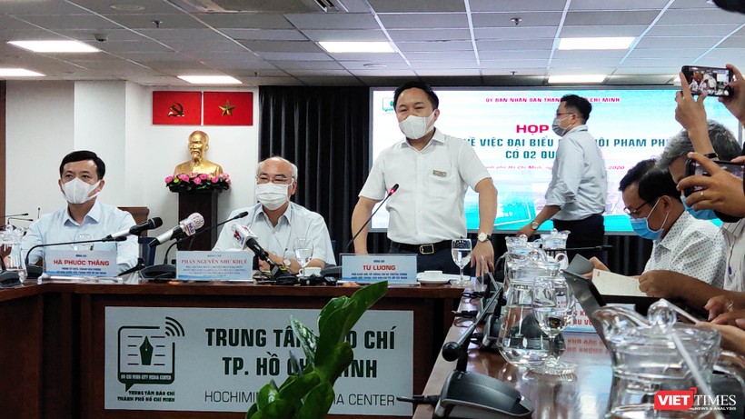 Ông Từ Lương, Giám đốc Trung tâm Báo chí TP.HCM phát biểu tại buổi thông tin về trường hợp đại biểu Quốc hội Phạm Phú Quốc có hai quốc tịch (Ảnh: Hòa Bình) 