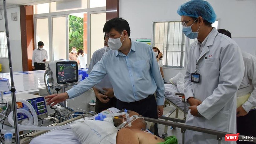 GS.TS Nguyễn Thanh Long - Bộ trưởng Bộ Y tế thăm bệnh nhân điều trị tại khu vực hồi sức thần kinh, Khoa đột quỵ, BVĐKTW Cần Thơ - Ảnh: BYT 