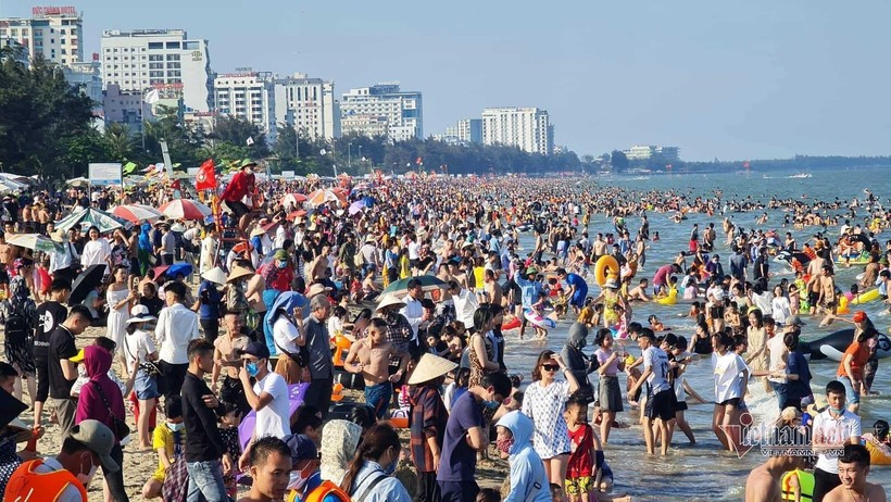 Bãi biển Vũng Tàu rất đông du khách về vui chơi trong dịp nghỉ lễ - Ảnh: VNN