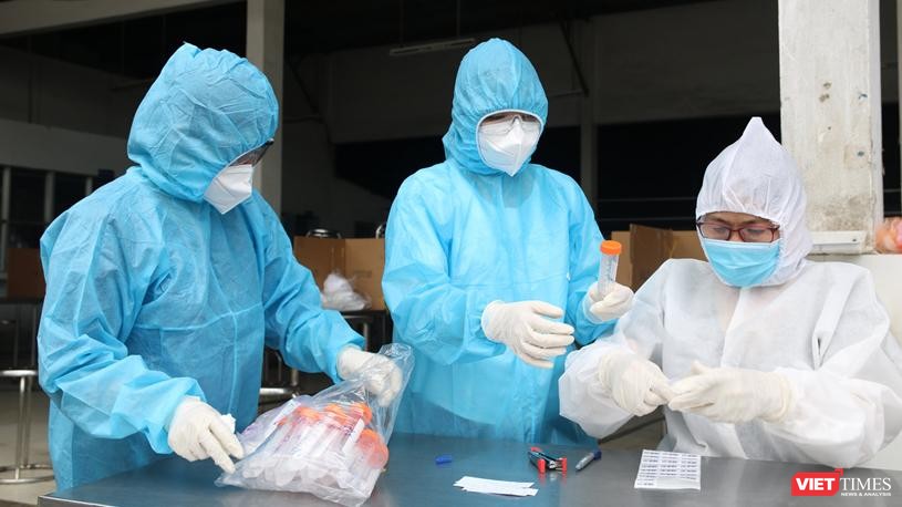 Lấy mẫu xét nghiệm trong khu vực phát hiện bệnh nhân mới (Ảnh: HCDC) 