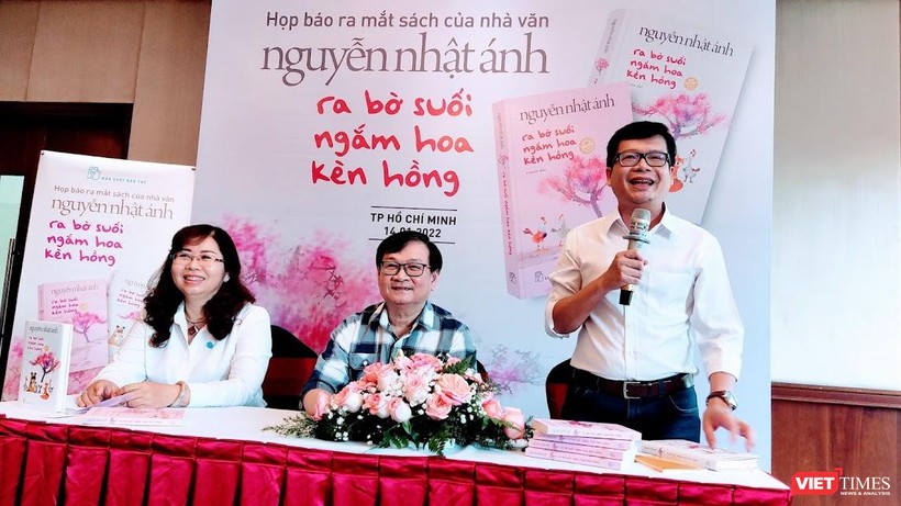 Nhà văn Nguyễn Nhật Ánh và Ban Lãnh đạo NXB Trẻ tại buổi ra mắt sách sáng 14/1 - Ảnh: Hoà Bình