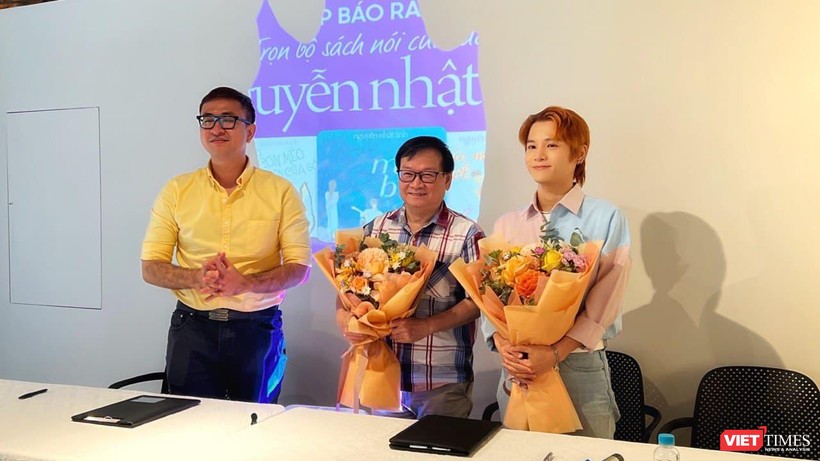 Từ trái qua: Ông Lê Hoàng Thạch - CEO Voiz FM, nhà văn Nguyễn Nhật Ánh và ca sĩ Phạm Đình Thái Ngân