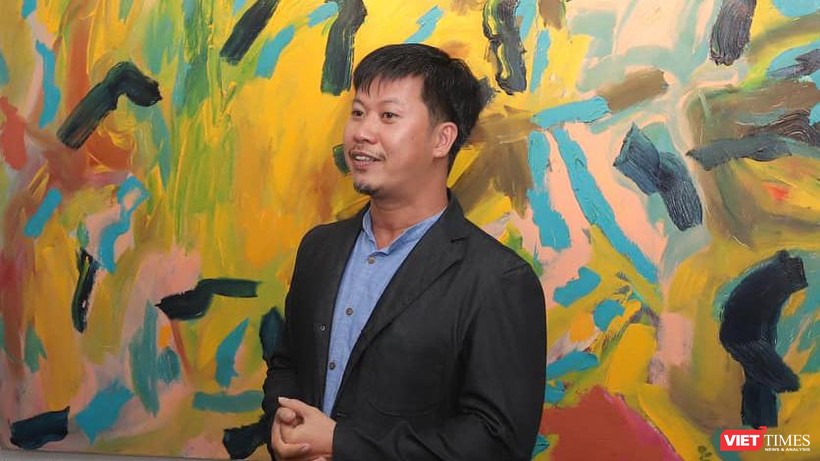 Tác giả Bùi Quang Viễn tại triển lãm đầu tiên mang tên Improvisation (tạm dịch: Ứng tác) trưng bày 29 tranh theo trường phái trừu tượng tại phòng tranh Alpha Art Station