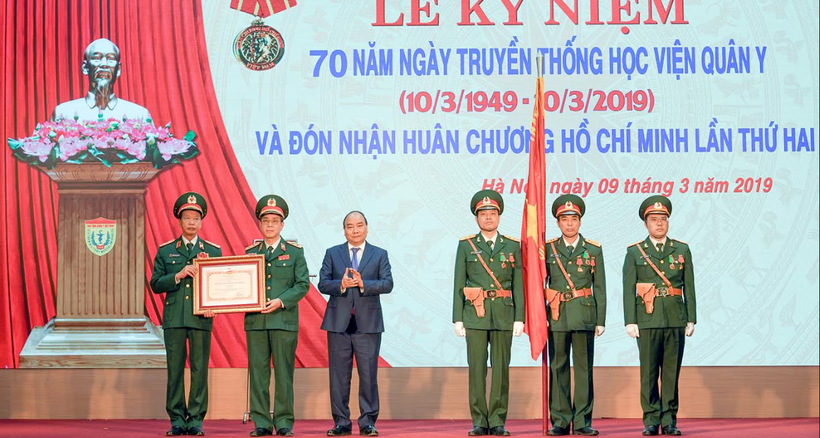 Thủ tướng Nguyễn Xuân Phúc trao Huân chương Hồ Chí Minh cho tập thể lãnh đạo Học viện Quân y (Ảnh: VGP)