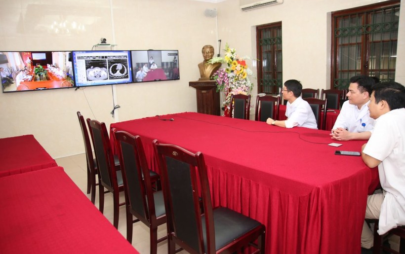 Bác sĩ Bệnh viện Hữu nghị Việt Đức hội chẩn trực tuyến cấp cứu bệnh nhân tai nạn giao thông tại Điện Biên