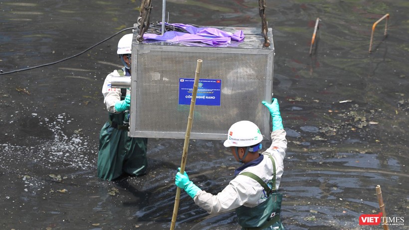 Nhóm kỹ sư lắp đặt máy xử lý nước tại sông Tô Lịch.