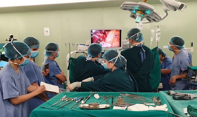 Các bác sĩ của Bệnh viện Bạch Mai thực hiện kỹ thuật mổ mới