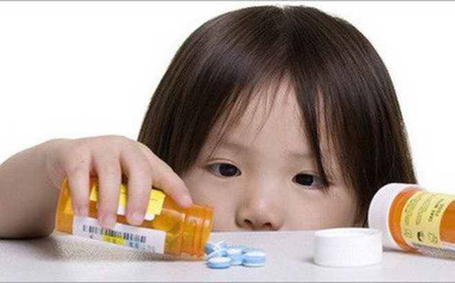 Phụ huynh không nên để thuốc ở trong tầm với của trẻ, cho trẻ nghịch thuốc hoặc ví thuốc như kẹo khiến trẻ hiểu lầm, dễ bị ngộ độc.