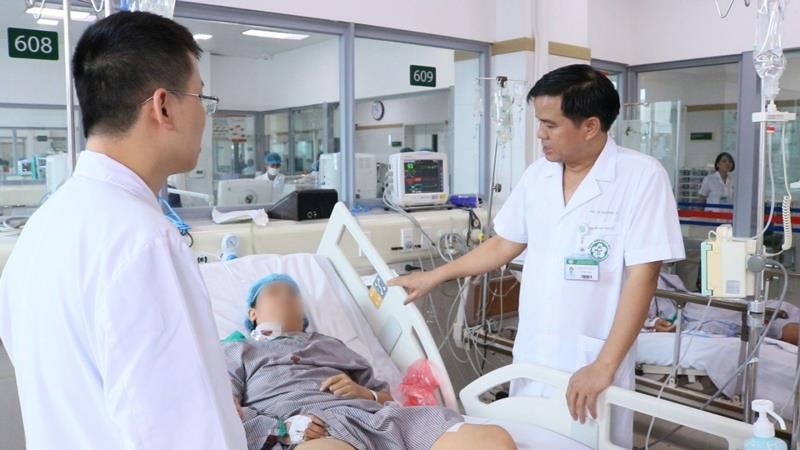 Các bác sĩ của Bệnh viện Bạch Mai điều trị cho bệnh nhân trong sự cố chạy thận tại Nghệ An.