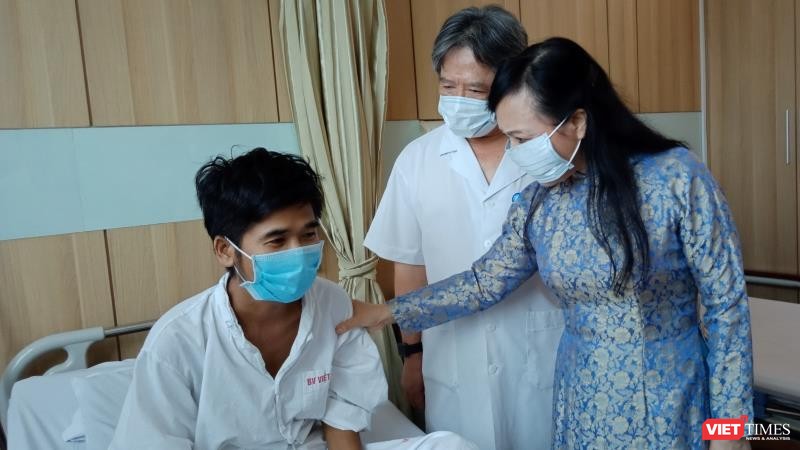 Bộ trưởng Bộ Y tế Nguyễn Thị Kim Tiến, GS.TS. Trần Bình Giang - Giám đốc Bệnh viện Hữu nghị Việt Đức thăm, động viên, tặng quà cho bệnh nhân ghép tạng.