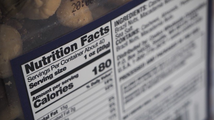 Trên vỏ của mỗi thực phẩm đóng hộp hoặc đóng gói, nhà sản xuất ghi nhãn dinh dưỡng để giúp người tiêu dùng lựa chọn sản phẩm phù hợp với sức khỏe.