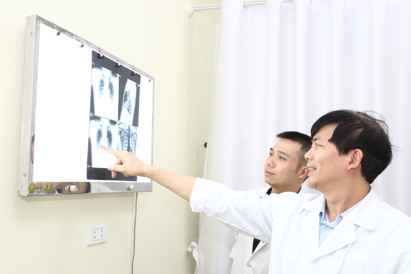 PGS.TS. Nguyễn Xuân Hùng, Giám đốc Trung tâm Đại trực tràng - Tầng sinh môn, Bệnh viện Hữu nghị Việt Đức thăm khám qua kết quả chụp X-quang.
