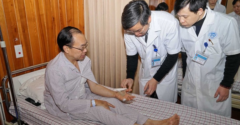 Nhóm bác sĩ của Khoa Chấn thương Chỉnh hình, Bệnh viện Đa khoa Xanh Pôn thăm khám cho bệnh nhân.