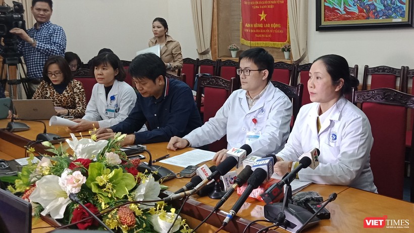Bà Trần Liên Hương - Phó Giám đốc Bệnh viện Đa khoa Xanh Pôn và đồng nghiệp đại diện trả lời báo chí.