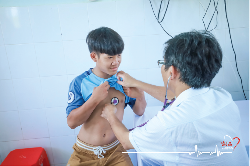 Trẻ được khám sàng lọc trước khi phẫu thuật tim (Ảnh: Chương trình Trái tim cho em)