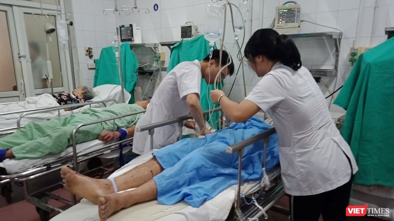 Bác sĩ của Bệnh viện Hữu nghị Việt Đức cấp cứu cho nạn nhân tai nạn giao thông.