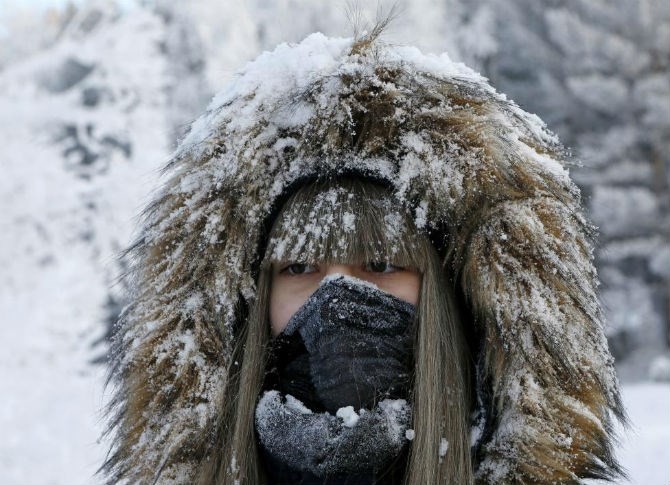 Người phụ nữ trùm kín đầu trong khu rừng bên bờ sông Yenisei, thành phố Krasnoyarsk, Nga, khi nhiệt độ ở đây rơi xuống khoảng -21 độ C.