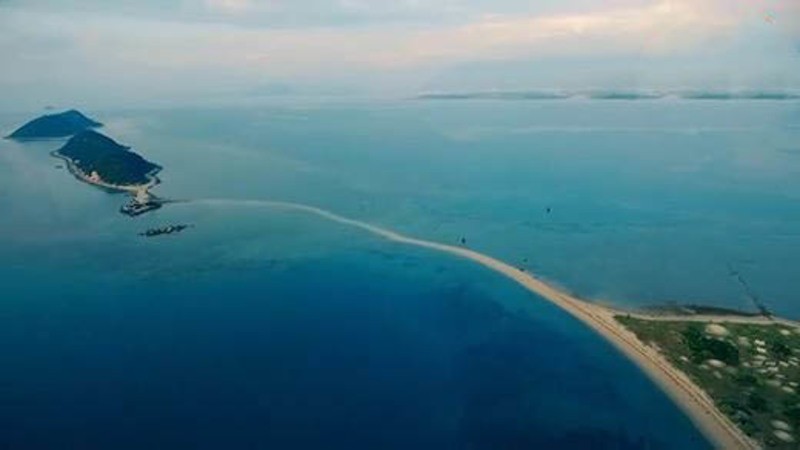 Cận cảnh hòn đảo có lối đi giữa biển duy nhất tại Việt Nam