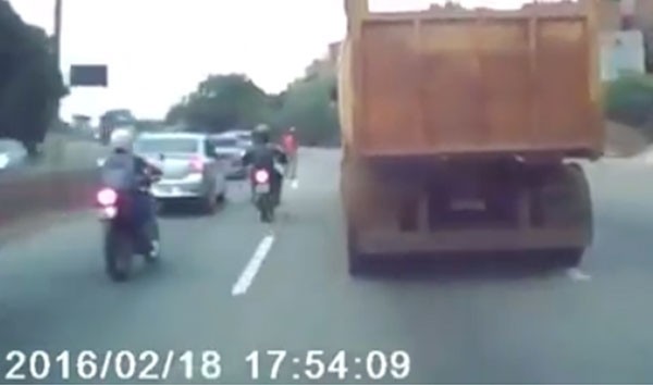 Video: Cú va chạm giao thông cực nguy hiểm giữa xe máy và người đi bộ