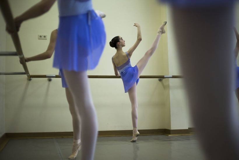 Nữ nghệ sĩ ballet Mỹ Harper Ortlieb trong giờ học tại Học viện Múa Matxcơva 