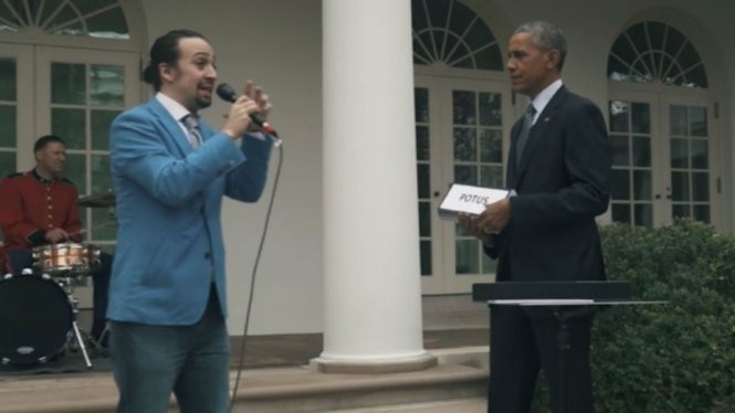 Ông Obama cầm các bảng chữ cái gợi ý cho Miranda hát rap ngẫu hứng - Nguồn ảnh: White House