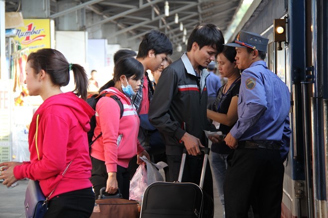 Hành khách lên tàu tại ga Sài Gòn - Ảnh: Phước Tuần