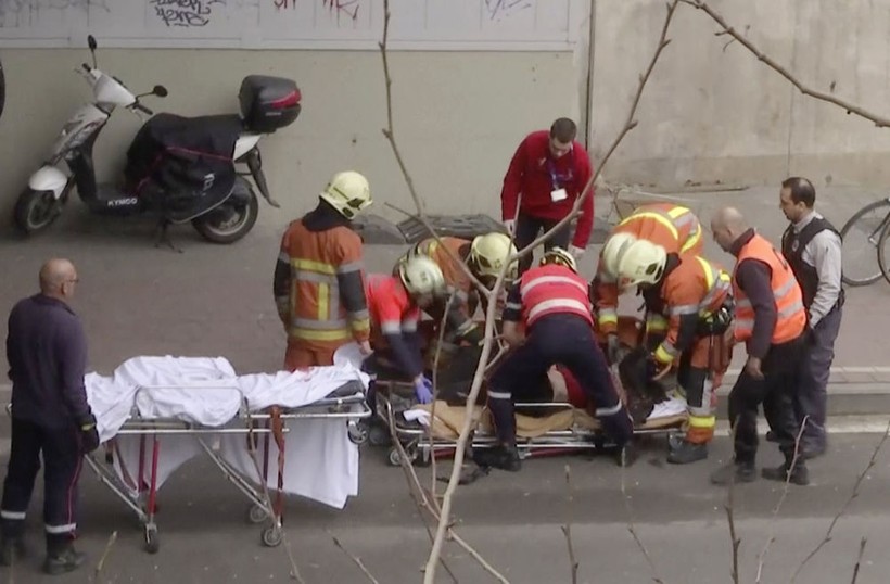 Các nhân viên cứu hộ cáng nạn nhân vụ nổ trong tàu điện ngầm của Brussels, Bỉ