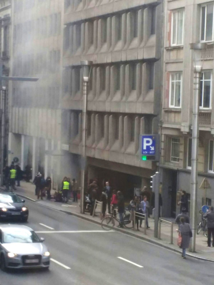 Những hình ảnh đầu tiên về cuộc khủng bố tại Brussels ảnh 7 Những hình ảnh đầu tiên về cuộc khủng bố tại Brussels ảnh 7