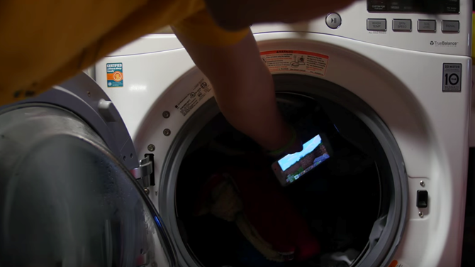 Video: Nín thở xem bạo hành Galaxy S7 trong máy giặt