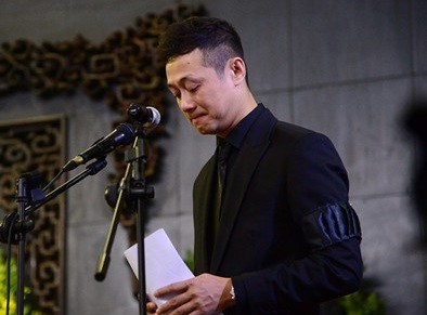 Video: Cả nhà tang lễ òa khóc khi MC Anh Tuấn đọc điếu văn