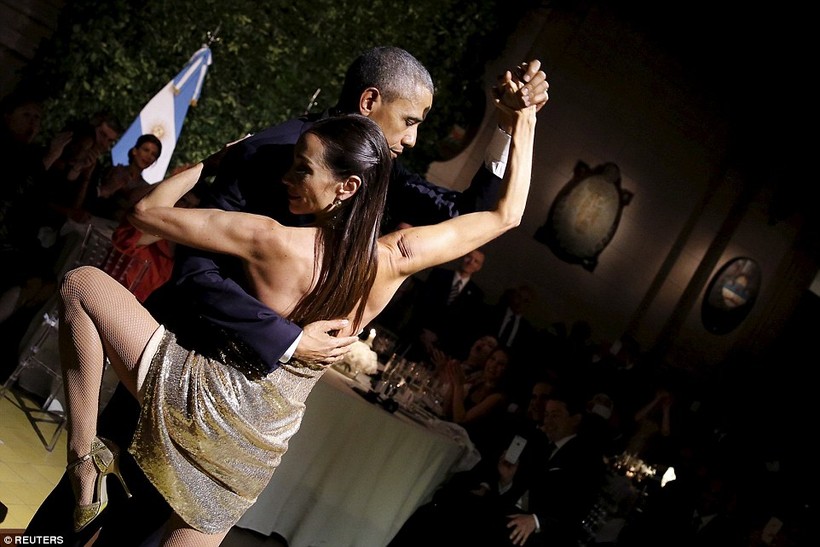 Video: Tổng thống Mỹ vụng về nhảy Tango ở Argentina