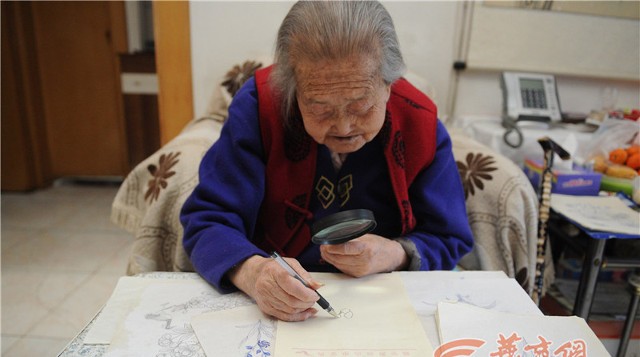 Sinh năm 1915 tại Tây An, bà Shen Yunying không có cơ hội được đi học. Tuy nhiên, khi 80 tuổi, bà bắt đầu được học những nét vẽ đầu tiên. Kể từ đó, nó đã trở thành sở thích của bà.