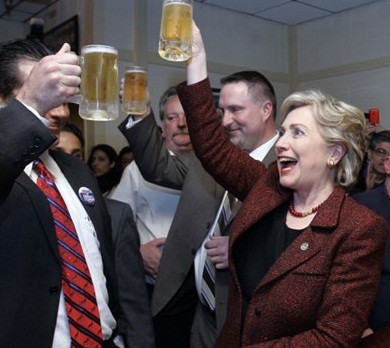 Ai muốn nâng cốc cùng với bà Hillary Clinton, hãy chuẩn bị sẵn hầu bao