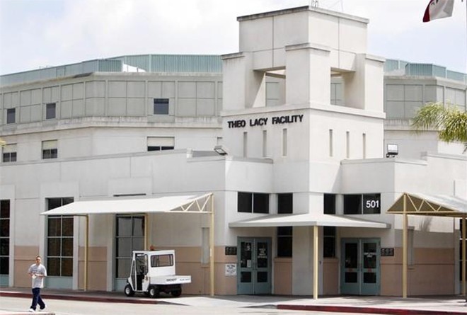 Nhà tù Theo Lacy là một khu phức hợp được bảo vệ nghiêm ngặt nằm bên bờ sông Santa Ana ở thành phố Orange, quận Cam. Nó được đặt theo tên của cựu cảnh sát trưởng Theo Lacy và khánh thành vào năm 1960. Ảnh: Los Angeles Times