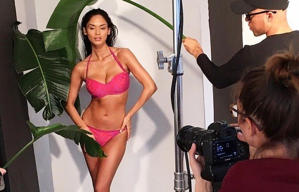 Video: 'Nóng rực' hậu trường Hoa hậu hoàn vũ chụp ảnh bikini
