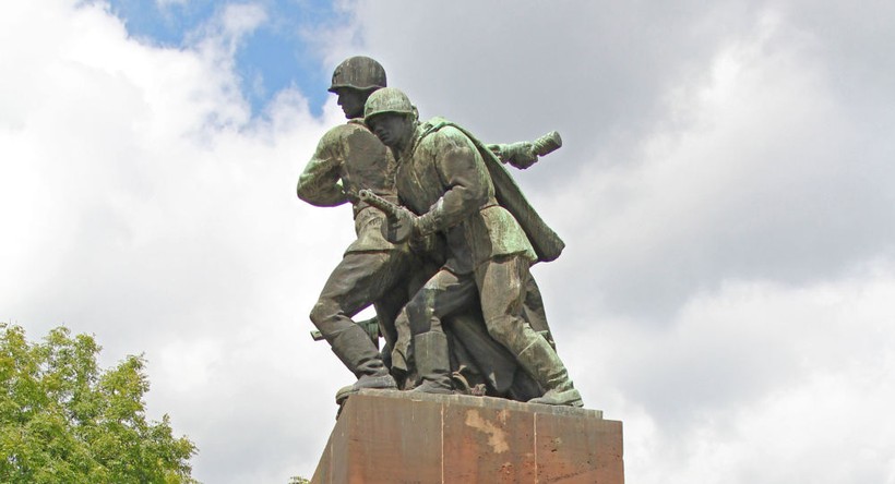 Sẽ khôi phục tượng đài người lính Liên Xô mặc chính quyền Ba Lan phản đối