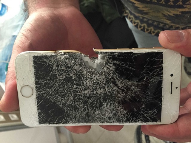 Một người lính thoát chết nhờ iPhone 6