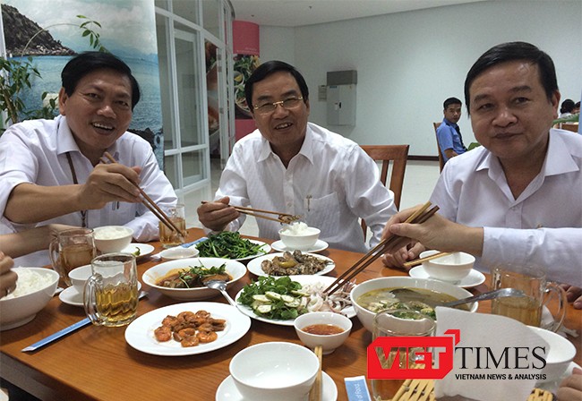 Phó Chủ tịch UBND TP Đà Nẵng Phùng Tấn Viết vui vẻ dùng cơm trưa hải sản với cán bộ công chức tại căn tin Trung tâm hành chính