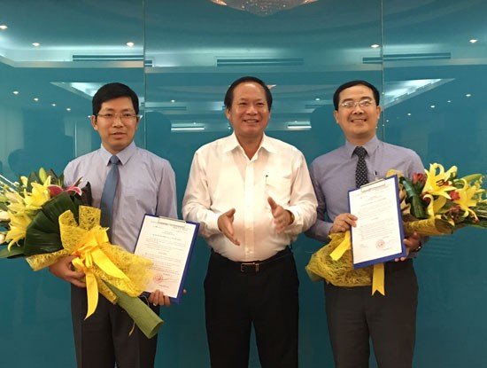 Bộ trưởng Bộ TT&TT Trương Minh Tuấn trao quyết định bổ nhiệm cho tân Cục trưởng Cục Báo chí Lưu Đình Phúc (bên trái) và tân Phó Chánh Thanh tra Bộ TT&TT Đinh Tiến Dũng (bên phải).
