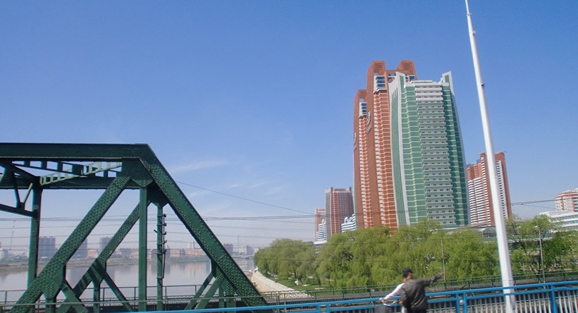 Bị cấm vận, Triều Tiên trêu tức Mỹ bằng nhà chọc trời và tàu điện ngầm