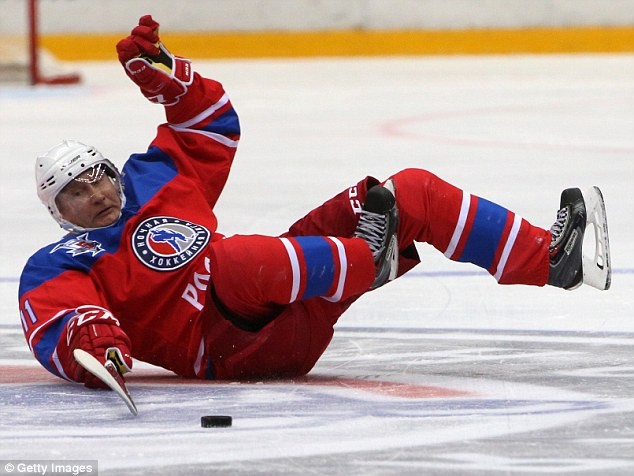 Tổng thống Putin có dịp trổ tài chơi khúc côn cầu trên băng ở thành phố Sochi.