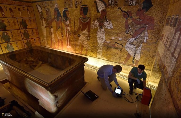 Hai kỹ thuật viên của tờ National Geographic là Eric Berkenpas và Alan Turchik làm việc bên quan tài bằng đá của vua Tutankhamun. Họ đang chuẩn bị các thiết bị radar xuyên tường để kiểm tra các bức tường trong lăng mộ. (Nguồn: Nat Geo)