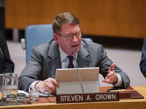 Phó chủ tịch đồng thời là cố vấn của Microsoft Steven A. Crown. (Nguồn: AFP)